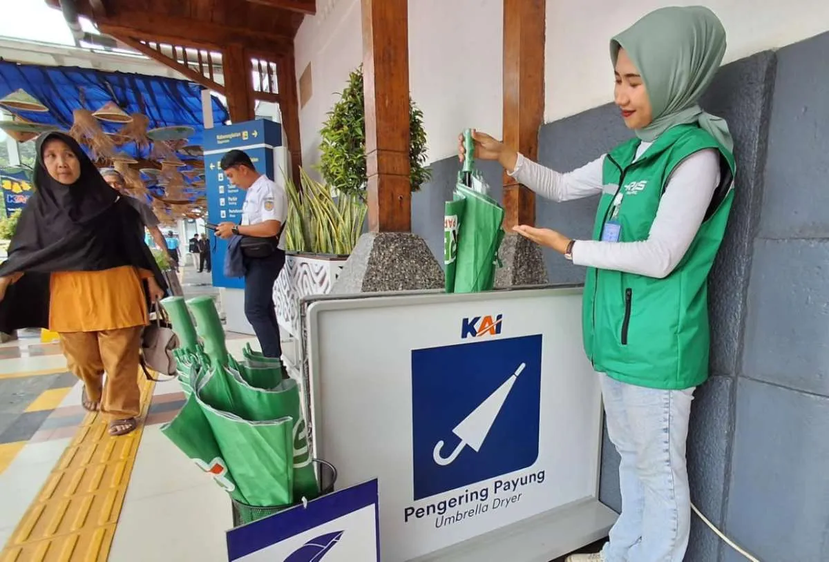 Memasuki Musim Hujan, KAI Sediakan Fasilitas Pengering Payung di 43 Stasiun