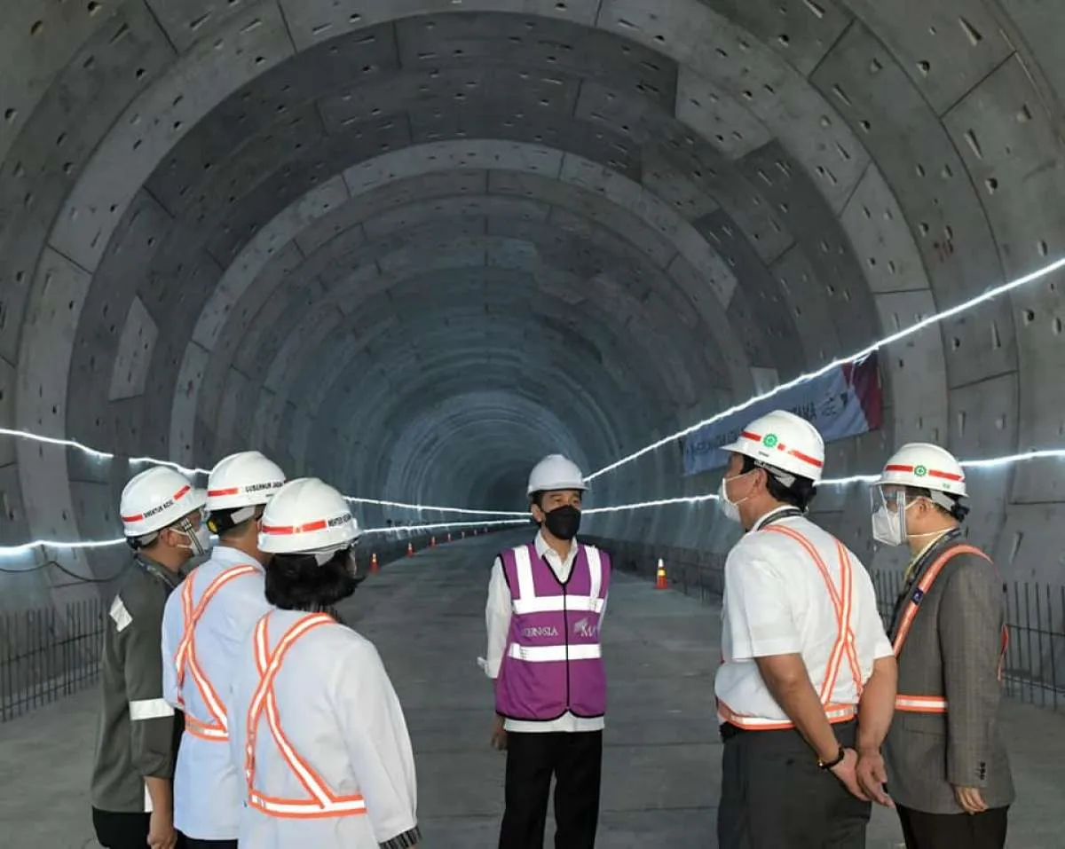 Tinjau kereta cepat, Jokowi targetkan diuji coba pada akhir tahun 2022 