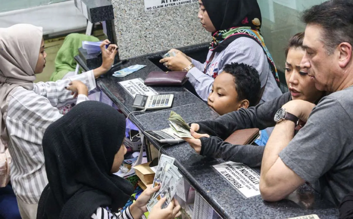 Rupiah menguat ke Rp 14.224 per dolar AS (pukul 11.00 WIB)
