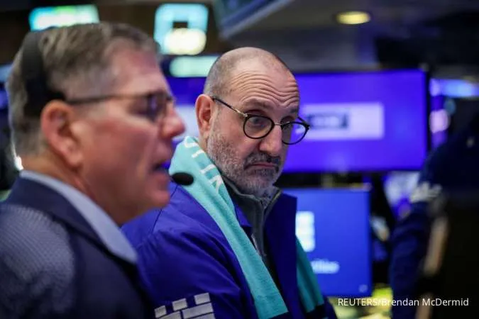 US STOCKS - Wall Street Stocks Fall as Markets Weigh Strong Wage Data, Fed Meeting