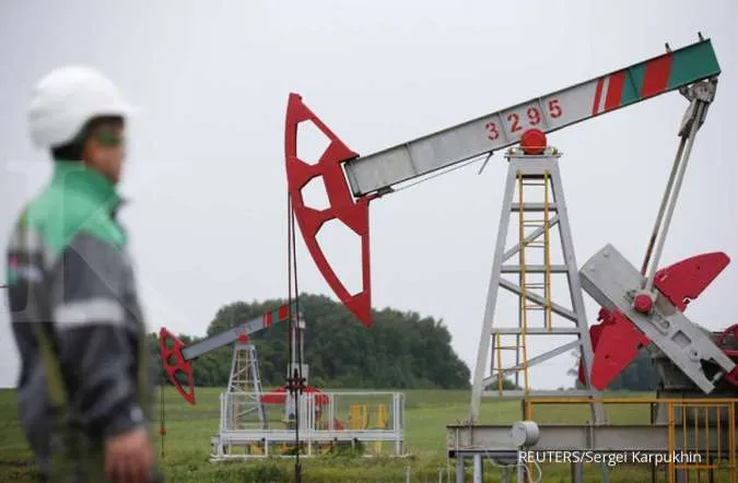Oil prices edge down, pressured by U.S. supply
