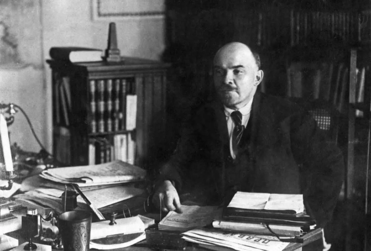 Hari ini dalam sejarah: Pemimpin Uni Soviet Vladimir Lenin lolos dari pembunuhan