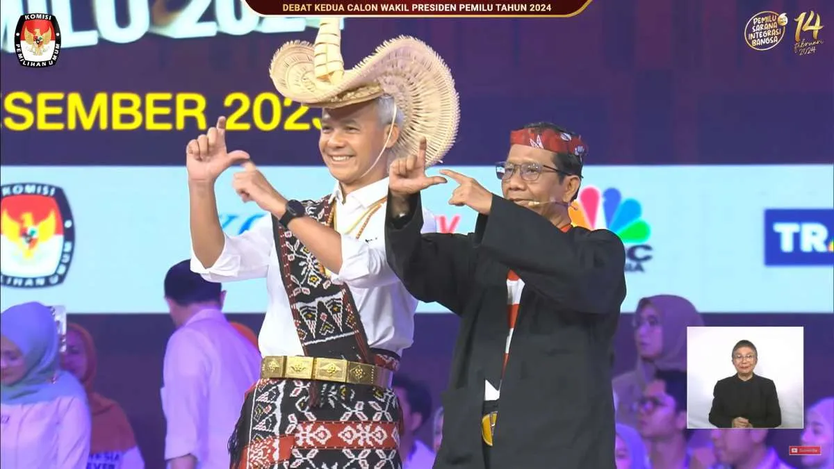 Debat Cawapres, Ganjar-Mahfud Kompak Mengenakan Baju Adat NTT dan Madura