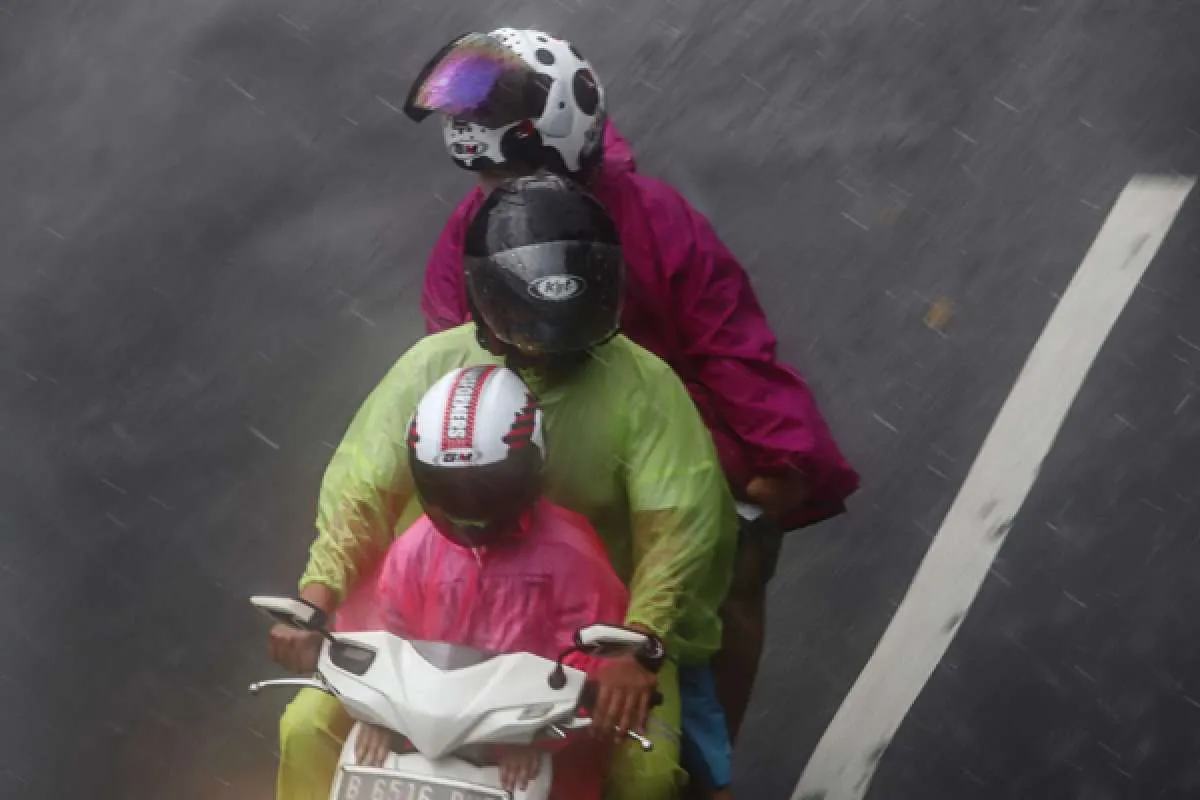 5 Peralatan Wajib Bawa Saat Musim Hujan, Bukan Cuma Jas Hujan