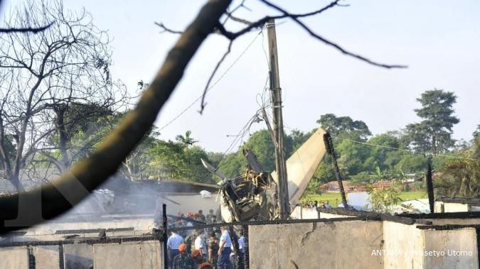 Pesawat Fokker TNI jatuh menimpa 8 rumah