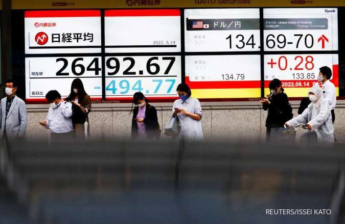 Asian Stocks Slip on Weak China Trade Data, Focus Shifts to Powell