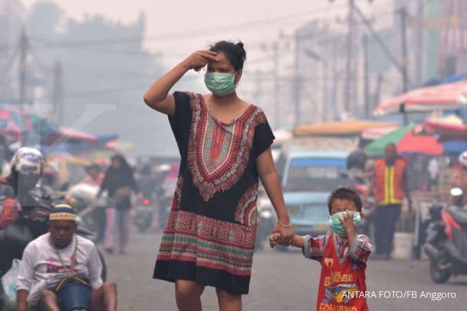 Indonesia aktif berperan dalam menanggulangi kebakaran hutan penyebab polusi udara hal tersebut menunjukkan bahwa indonesia berperan di asean dalam bidang