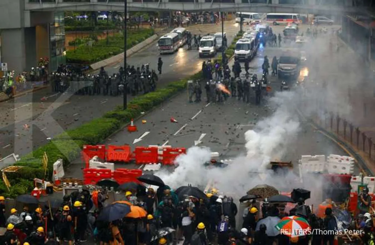 Hong Kong mencekam: Aksi unjuk rasa damai berubah jadi rusuh, stasiun MTR dibakar 