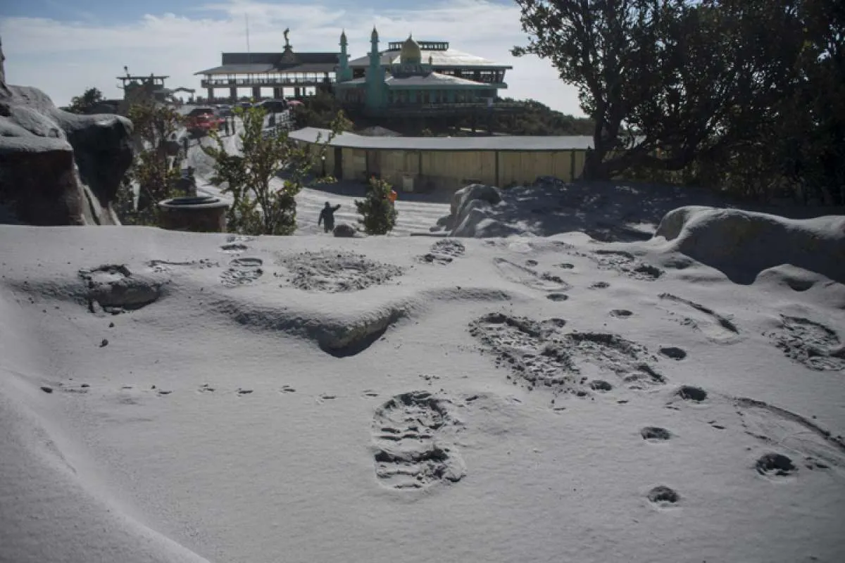 Gunung Tangkuban Parahu kembali meletus, tinggi kolom abu 100 meter