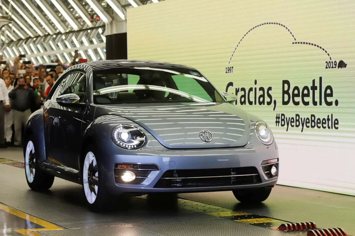 Volkswagen melepas Beetle produksi terakhir