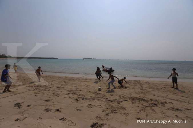 Anak-anak bermain bola di Pantai Sumur, Pandeglang, Banten setelah adanya tsunami.