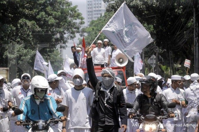 Massa FPI dan buruh kepung kantor Ahok