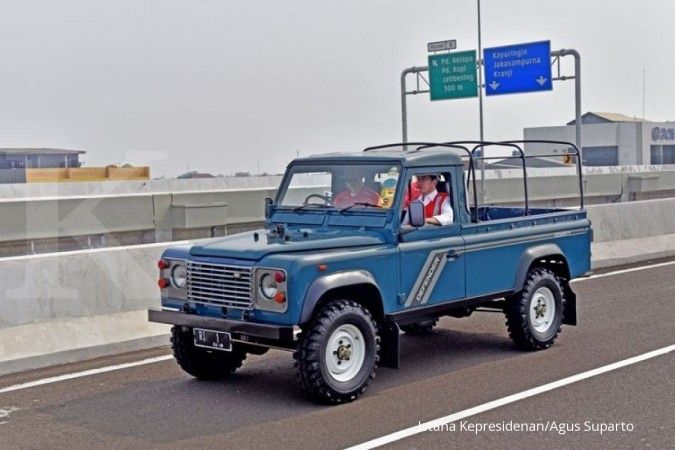 Pantau Tol Becakayu, Jokowi gaya naik Land Rover