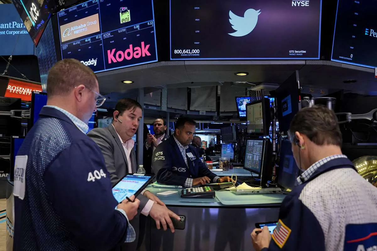 Wall Street Naik Tipis, Laporan Meta Mengimbangi Kekhawatiran Proyeksi Ekonomi AS