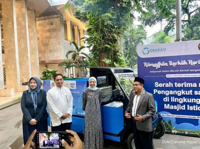 AQUA Serahkan Mobil Pengangkut Sampah untuk Dukung Sedekah Sampah Masjid Istiqlal