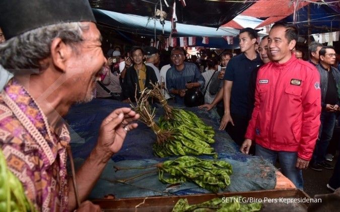 Naik motor, Presiden Jokowi beli petai di Pasar Anyar Tangerang