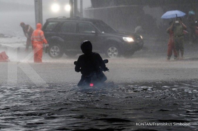 Jalan di Jakarta banjir, kemacetan mulai terjadi