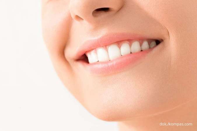5 Cara Memutihkan Gigi Secara Alami, Bersih Anti Kuning! 
