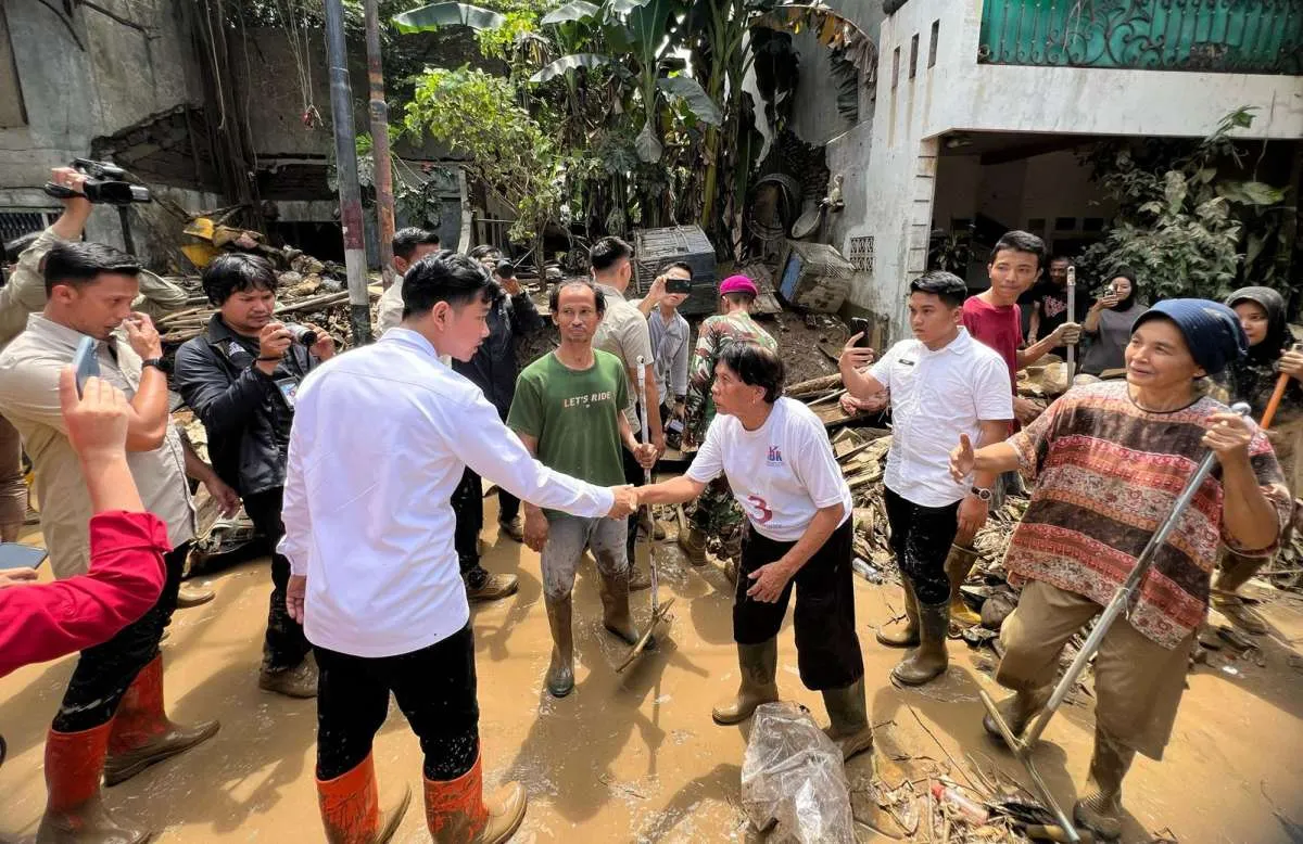 Tinjau Lokasi Banjir di Bekasi, Gibran Pastikan Bantuan Tepat Sasaran