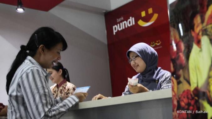 Bank kecil menggunting bunga deposito