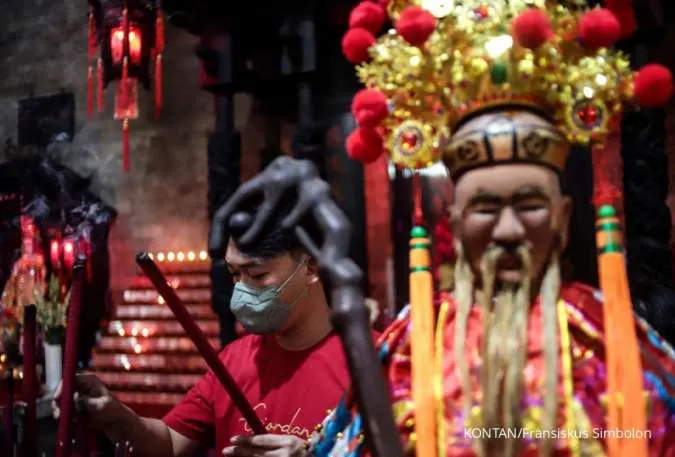 Warga Keturunan Tionghoa Bersembahyang di Vihara