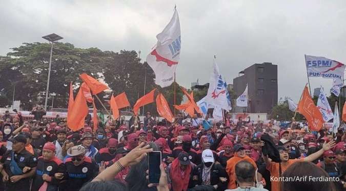 Ribuan Buruh Demo di Depan Gedung DPR, Ini Enam Tuntutannya!