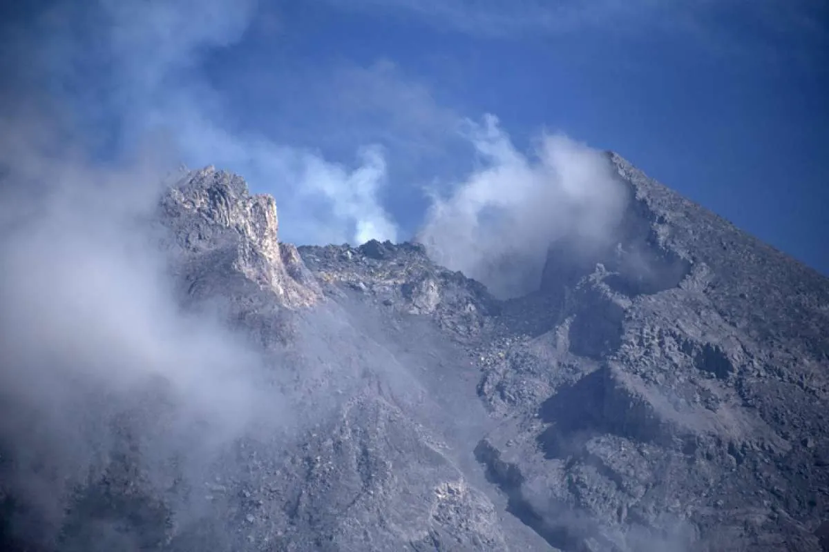 Gunung Merapi meletus, hujan abu mencapai radius 20 kilometer
