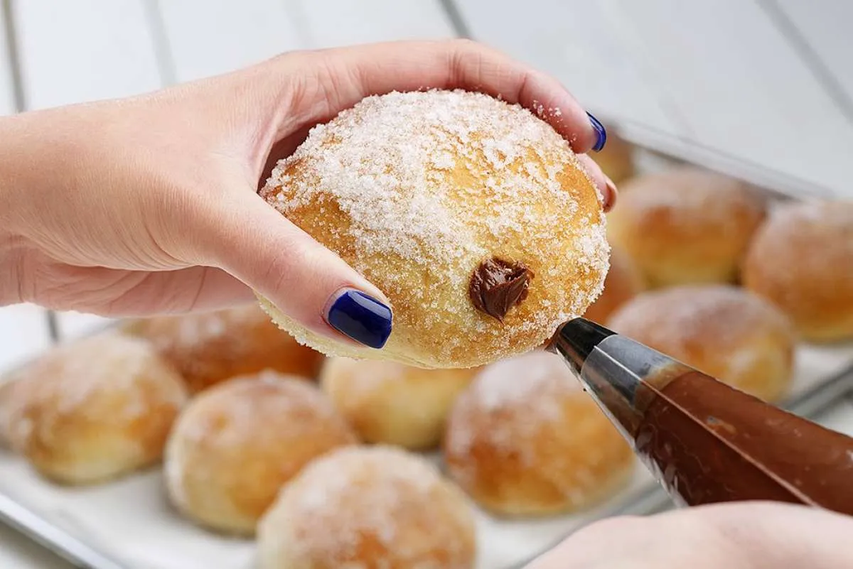 Resep Donat Bomboloni ala Italia, Krim Cokelatnya Meledak di Mulut!