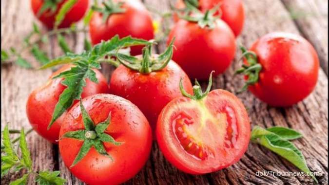 Tomat bisa digunakan sebagai cara mengatasi wajah berminyak.