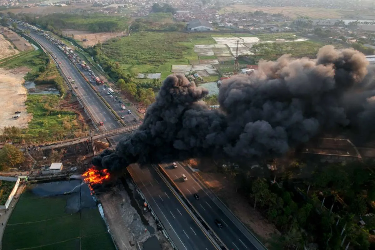 Jasa Marga alihkan arus lalu lintas akibat kebakaran pipa bahan bakar Pertamina