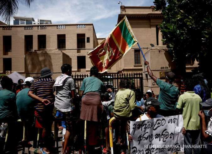 Pengunjuk Rasa Sri Lanka Bersumpah Tak Akan Berhentu Hingga Presiden dan PM Mundur