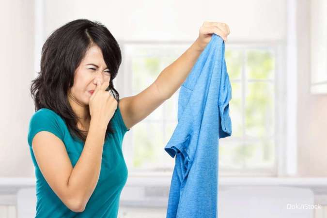 6 Tips Mencegah Baju Bau Apek Saat Musim Hujan, Bisa Pakai Cuka Lho!