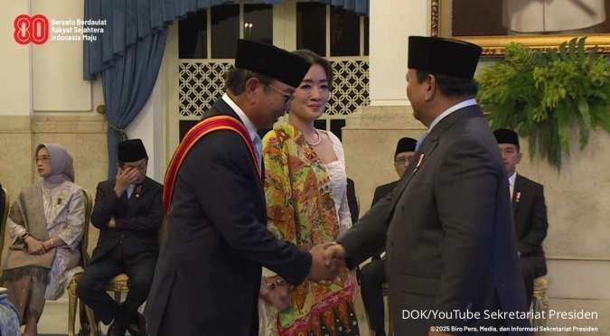 Burhanuddin Abdullah Dapat Bintang Mahaputera Adipradana dari Presiden Prabowo