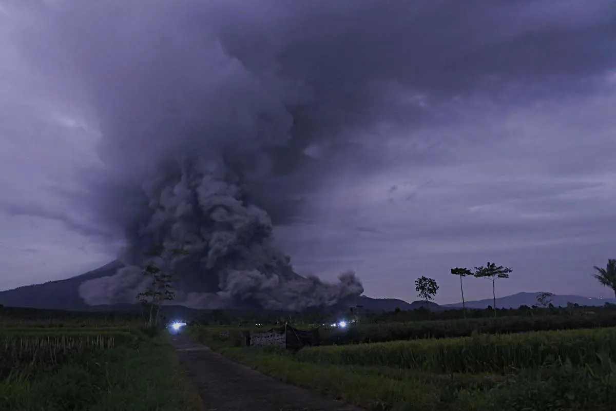 Tanda Gunung Semeru Akan Meletus, Ada Dentuman hingga Lava Pijar