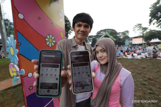  Nasabah CIMB Niaga menunjukkan aplikasi OCTO Mobile di sela festival musik Sunset di Kebun yang didukung CIMB Niaga di Taman Mini Indonesia Indah (TMII), Jakarta, Sabtu (28/6/2025). Melalui Sunset di Kebun, CIMB Niaga mengapresiasi sekaligus mendukung pengembangan talenta-talenta di bidang musik dan seni yang selaras dengan karakter anak muda di Indonesia. Festival musik dua hari ini dimeriahkan oleh HIVI!, Lyodra, Banda Neira, Pamungkas, Juicy Luicy, Bernadya, Bilal Indrajaya, GME, serta musisi favorit lainnya.