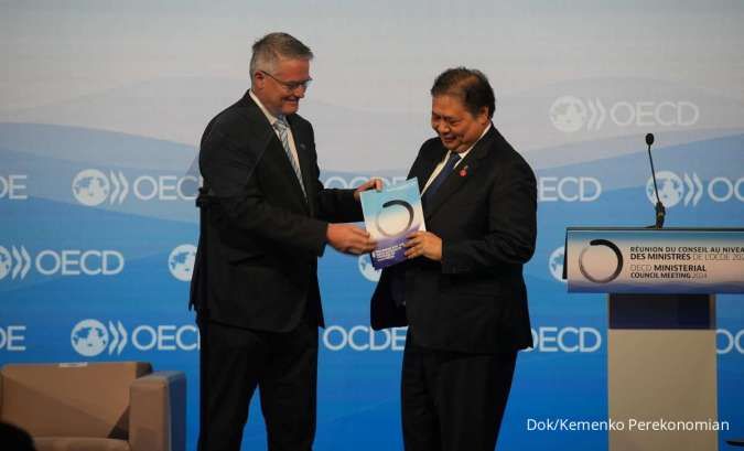 Menko Airlangga Serahkan Initial Memorandum Indonesia Menuju Keanggotaan OECD