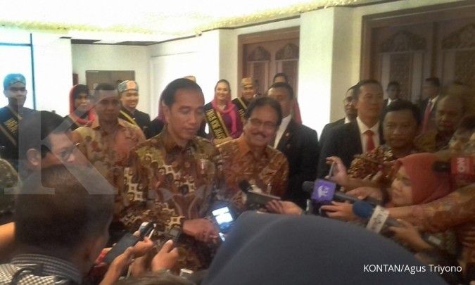Jokowi diprediksi tidak hanya mereshuffle Airlangga dan Khofifah