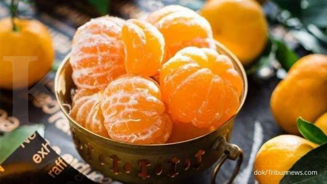 Kulit jeruk bisa Anda jadikan cara memutihkan ketiak.