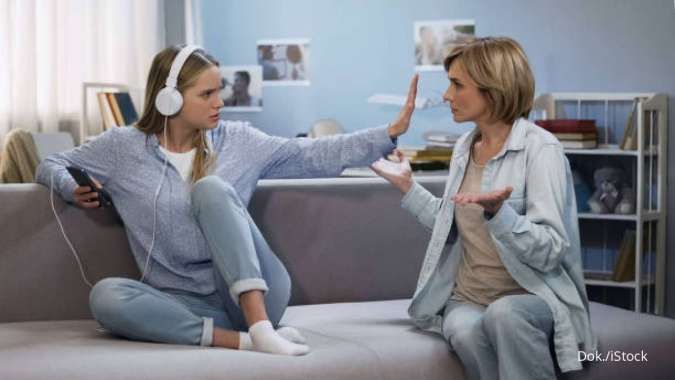 8 Cara Berbicara dengan Anak Remaja yang Keras Kepala, Moms Wajib Tahu!