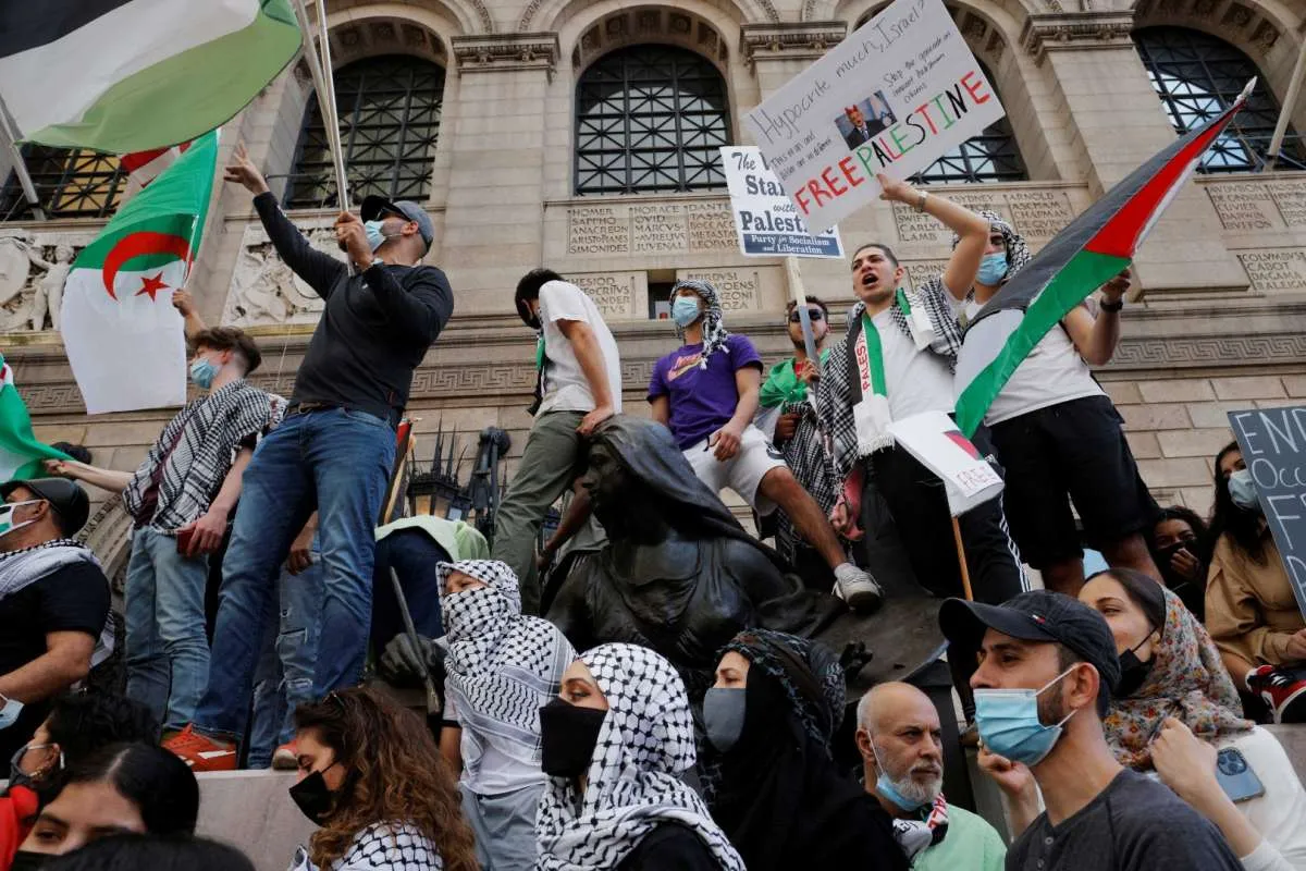 Apa Arti Segitiga Merah Terbalik yang Ramai Dibawa di Gerakan Pro-Palestina? 
