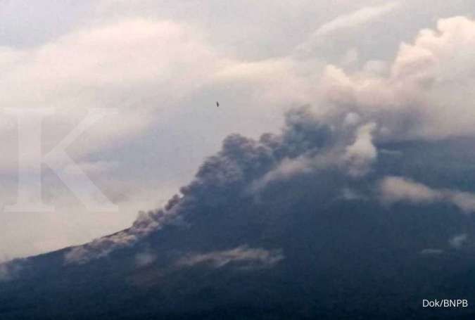 Gunung Semeru erupsi, jalur pendakian masih ditutup