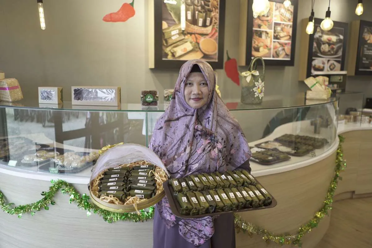 Buka lapangan kerja, perempuan ini berhenti jadi dosen demi jualan arem-arem mie