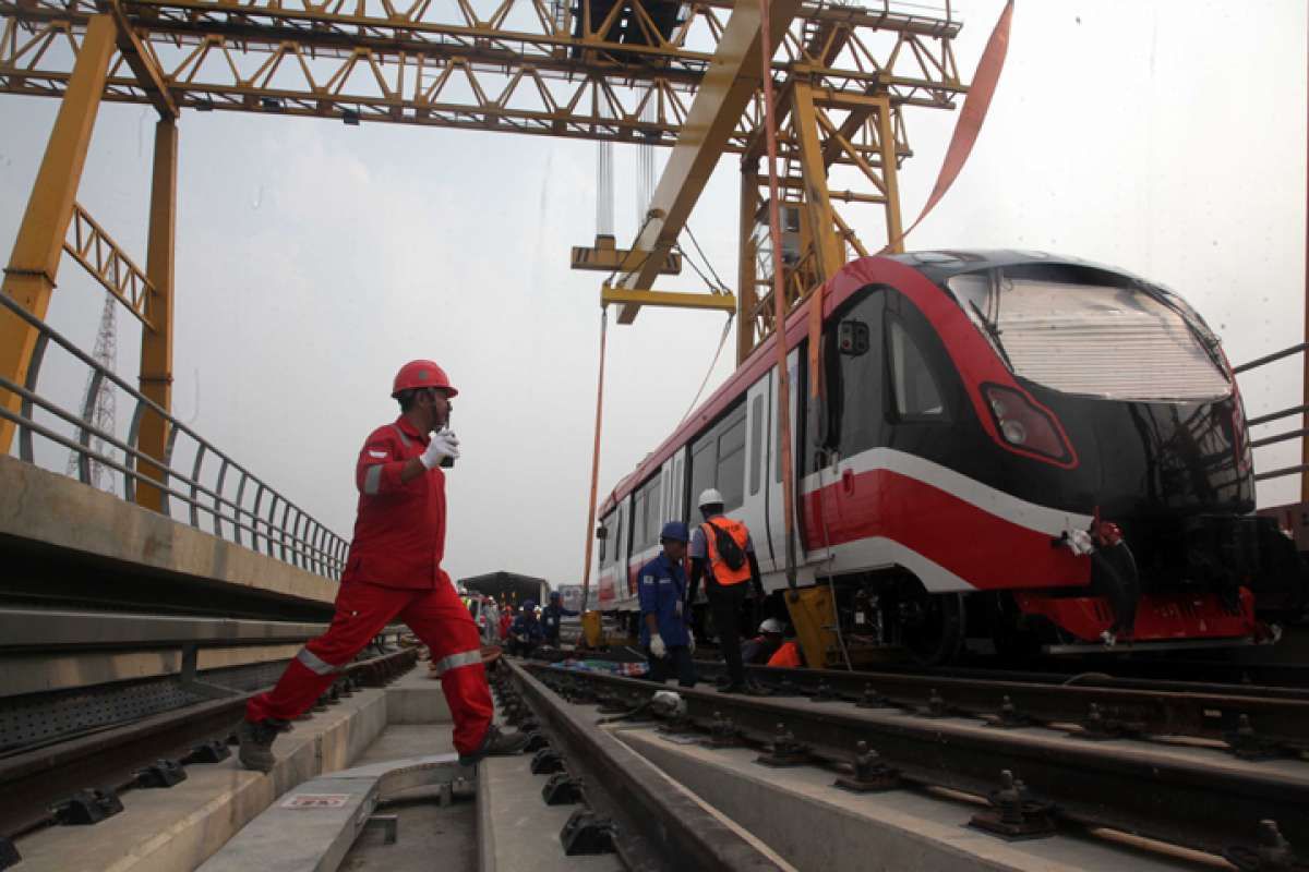 Pengangkatan Gerbong Kereta LRT Jabodebek