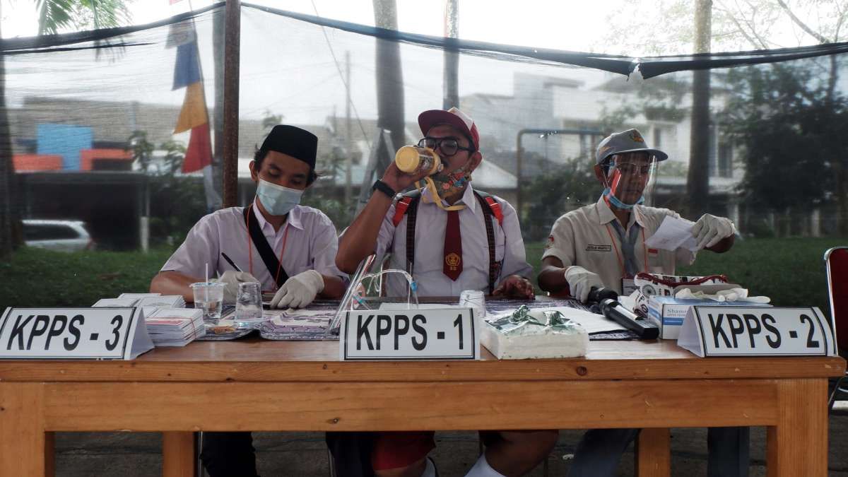 Kostum siswa sekolah petugas TPS Pilkada