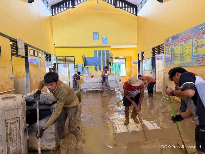 Gotong Royong Pertamina dan Relawan Pulihkan Puskesmas Rantau di Aceh Tamiang