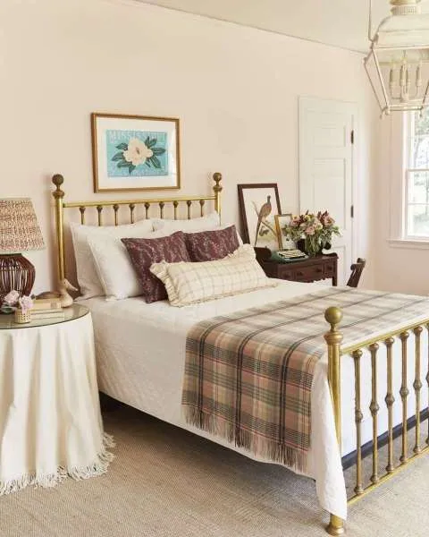 Kamar tidur pink sederhana dengan kasur emas dan lukisan bunga