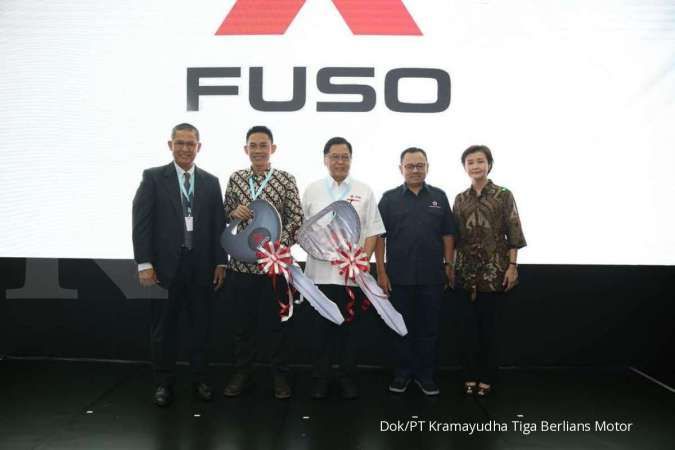 KTB Donasikan Dua Unit Mitsubishi Fuso kepada PMI dan SMK