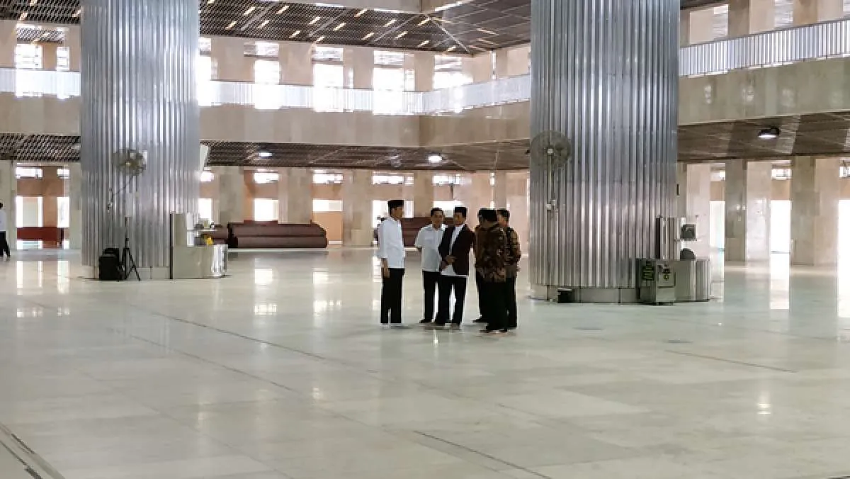 Cegah penyebaran virus corona, Masjid Istiqlal disemprot cairan disinfektan