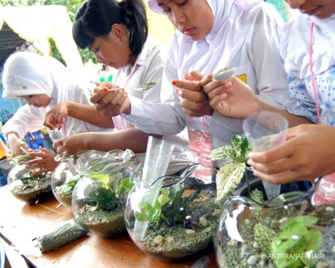 Cara Membuat Terarium Sendiri dengan Tanaman Hias, Cocok untuk Hiasan Meja!