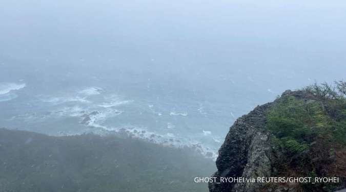 Central Japan Braces for Typhoon Lan Arrival With Air, Rail Cancellations